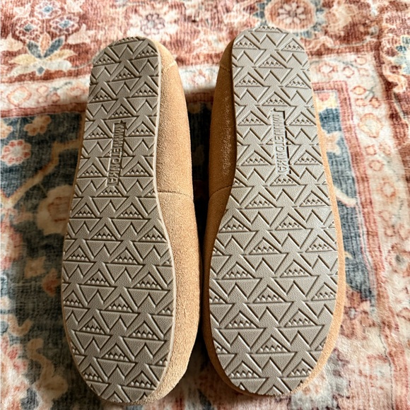 Minnetonka Women's Brown Moccasins with Bow Detail - Picture 2 of 2